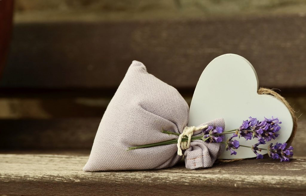 Saquitos aromáticos de tela, flores de lavanda y un adorno de corazón